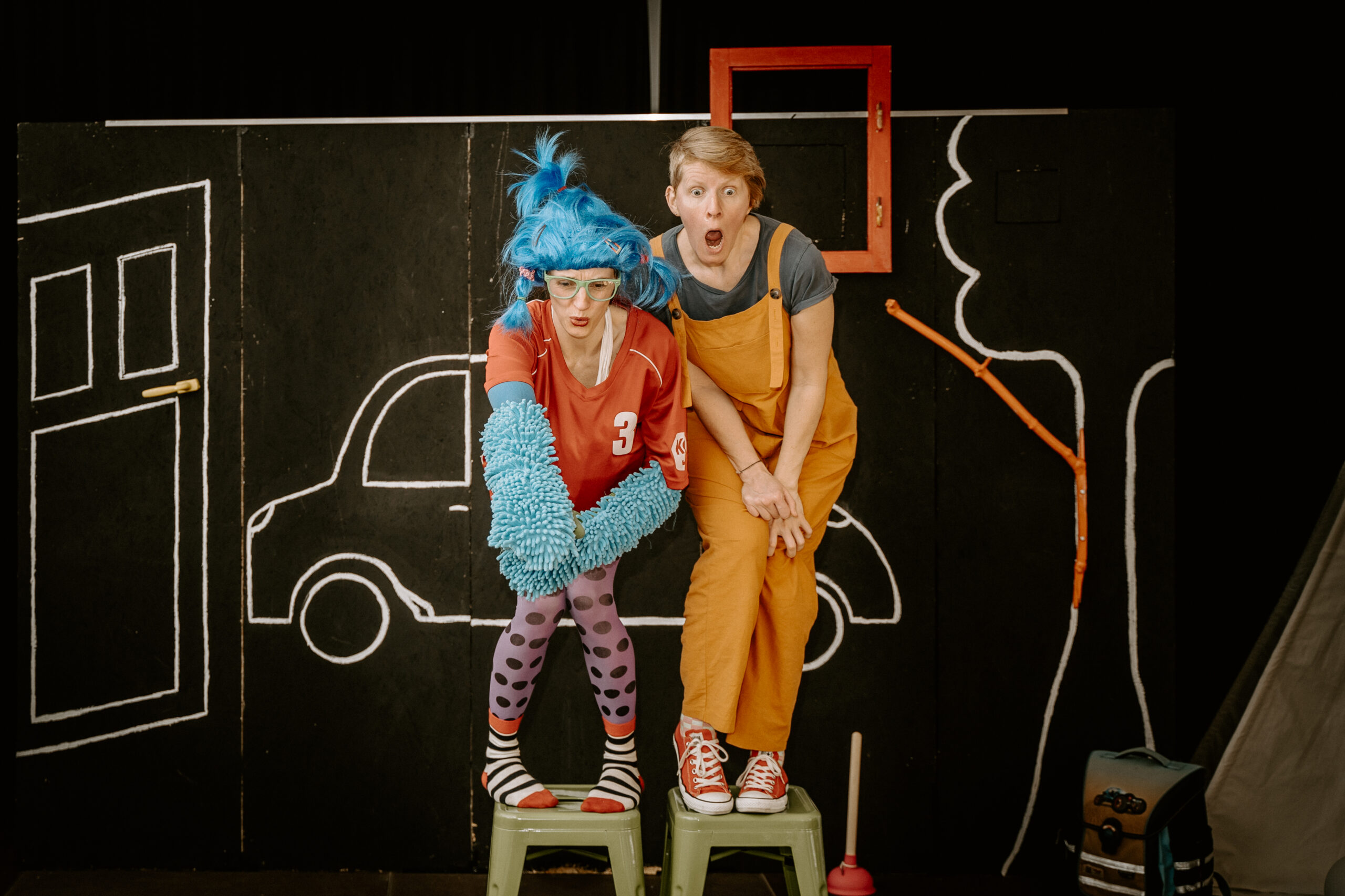 Dieses Bild zeigt zwei Figuren aus dem Theaterstück "Fühl mal".