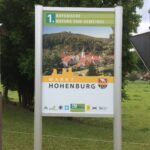 Dieses Bild zeigt ein Schild am Ortseingang von Hohenburg.